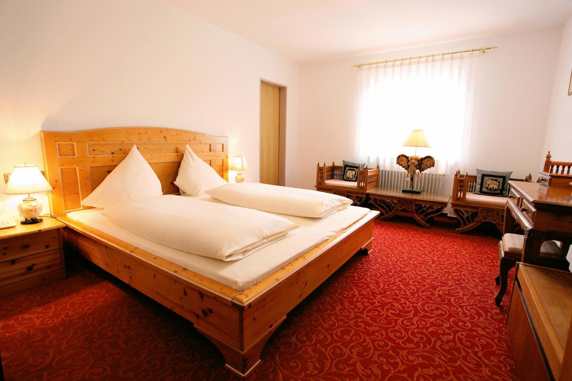 Hotel Pfauen ウムキルヒ エクステリア 写真